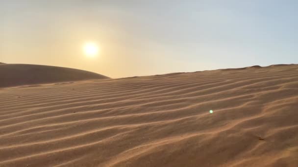 Slomotion shot of a man running up the duna in a desert — Stock video
