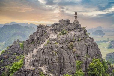 Hang Mua tapınağının en iyi tapınağı, pirinç tarlaları, Ninh Binh, Vietnam. Vietnam, Coronovirus COVID 19 karantinasından sonra sınırları yeniden açıyor.
