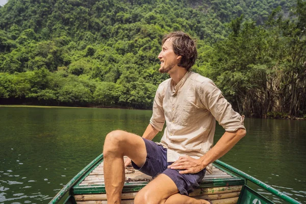 Man tourist in Trang An Scenic Landscape Complex in Ninh Binh Province, Vietnam A UNESCO World Heritage Site Оновлення туризму у В'єтнамі після карантину Короновірус COVID 19 — стокове фото