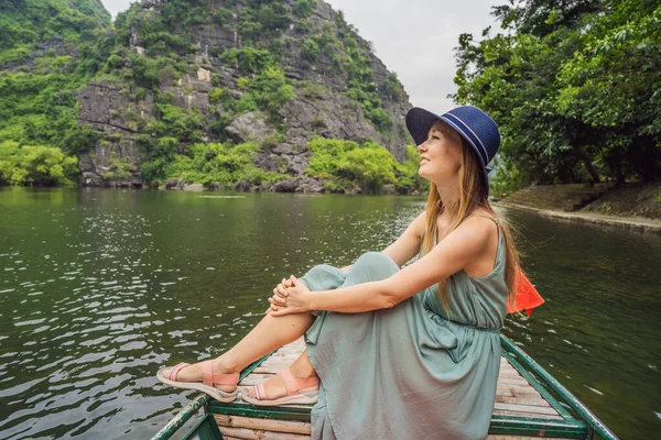 Mujer turista en Trang An Scenic Landscape Complex en la provincia de Ninh Binh, Vietnam Patrimonio de la Humanidad por la UNESCO. Reanudación del turismo en Vietnam tras la cuarentena del Coronovirus COVID 19 —  Fotos de Stock