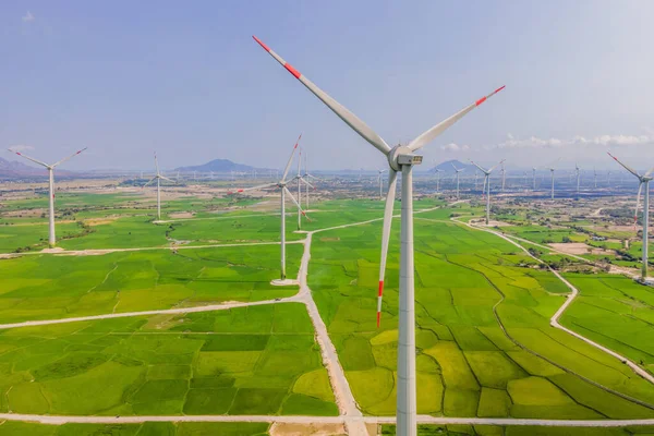 Wind power plant. green meadow with Wind turbines generating electricity — Stock Photo, Image