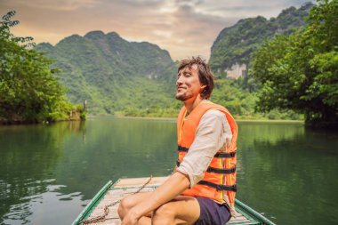 Ninh Binh Eyaleti, Vietnam 'daki Trang An Manzara Kompleksindeki Erkek Turist UNESCO Dünya Mirası Bölgesi. Coronovirus COVID 19 karantinasından sonra Vietnam 'da turizmin devamı