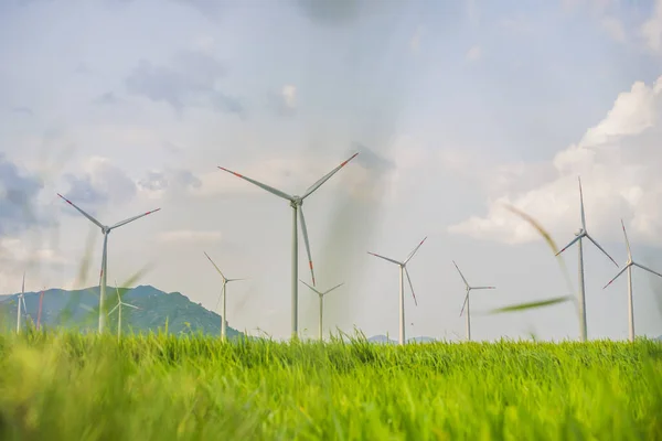 풍력 발전소. 전력을 생산하는 풍력 터빈 이 있는 푸른 초원 — 스톡 사진