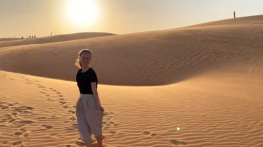 Çöle giden genç bir kadının yavaş çekimi.