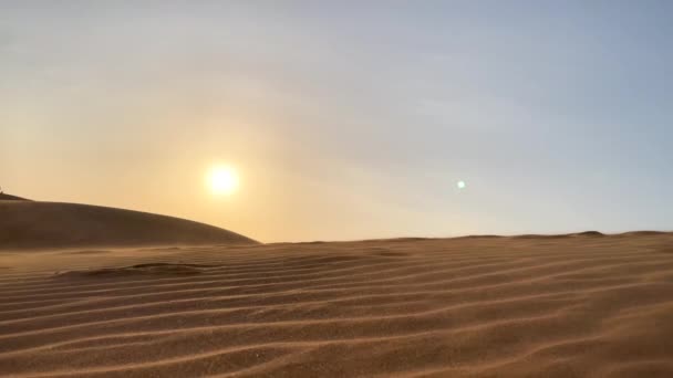 Slomotion disparo de un hombre corriendo por la duna en un desierto — Vídeo de stock