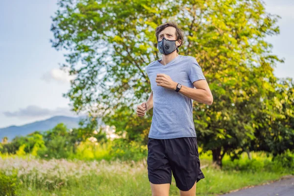 Runner wearing medical mask, Coronavirus pandemic Covid-19. Sport, Active life in quarantine surgical sterilizing face mask protection. Outdoor run on athletics track in Corona Outbreak — Stock Photo, Image