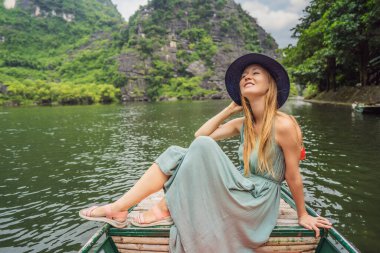 Ninh Binh Eyaleti, Vietnam 'daki Trang An Manzara Kompleksi' ndeki kadın turist UNESCO Dünya Mirası Bölgesi. Coronovirus COVID 19 karantinasından sonra Vietnam 'da turizmin devamı