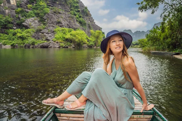 Ninh Binh Eyaleti, Vietnam 'daki Trang An Manzara Kompleksi' ndeki kadın turist UNESCO Dünya Mirası Bölgesi. Coronovirus COVID 19 karantinasından sonra Vietnam 'da turizmin devamı — Stok fotoğraf
