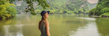 BANNER, Vietnam 'daki Ninh Binh ilindeki Trang An Scenic Peyzaj Kompleksi' nde eski kadın turist. UNESCO Dünya Mirası Bölgesi. Coronovirus COVID karantinasından sonra Vietnam 'da turizmin devamı