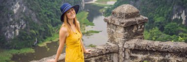 Banner, Tam Coc, Ninh Binh, Vietnam gölündeki eski kadın turist. UNESCO Dünya Mirası Alanı 'dır ve tekne mağarası turlarıyla ünlüdür. Vietnam topraklarındaki Halong Körfezi. Vietnam yeniden açılıyor