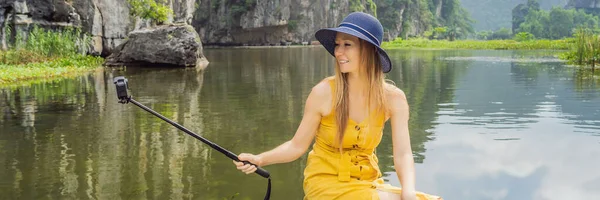 BANNER, LONG FORMAT Femme touriste en bateau sur le lac Tam Coc, Ninh Binh, Viet nam. Son site est classé au patrimoine mondial de l'UNESCO, réputé pour ses excursions en bateau dans les grottes. Sa baie d'Halong sur la terre du Vietnam. Viêt Nam — Photo