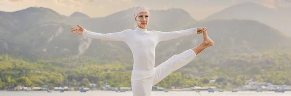 BANNER, FORMATO LARGO Mujer Kundalini yoga en ropa blanca y turbante practica yoga kundalini en el fondo del mar, las montañas y la puesta de sol. Lucha pintura de la cara de los indios muestra su interior —  Fotos de Stock