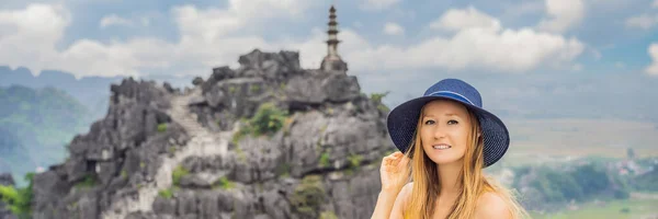 Banner, Hang Mua Tapınağı 'nın, pirinç tarlalarının, Ninh Binh, Vietnam' ın tepesindeki eski kadın turist. Vietnam, Coronovirus COVID 19 karantinasından sonra sınırları yeniden açıyor. — Stok fotoğraf