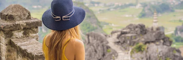 BANNER, LONG FORMAT Női turista tetején pagoda Hang Mua templom, rizs mezők, Ninh Binh, Vietnam. Vietnam újra megnyitja határait a karantén után Coronovírus COVID 19 — Stock Fotó