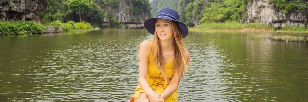 BANNER, LONG FORMAT Woman tourist in boat on the lake Tam Coc, Ninh Binh, Viet nam. Its is UNESCO World Heritage Site, renowned for its boat cave tours. Its Halong Bay on land of Vietnam. Vietnam — Stock Photo, Image