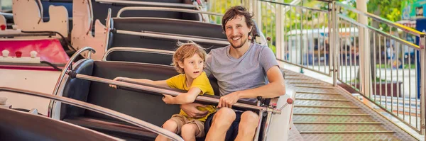 Feliz hijo sonriente y su padre guapo pasar tiempo divertido juntos en el parque de atracciones BANNER, FORMATO LARGO — Foto de Stock
