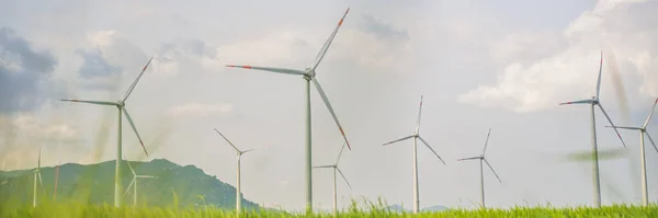 풍력 발전소. 풍력 터빈 이 있는 초록빛 초원, 먼 옛날 모습 — 스톡 사진