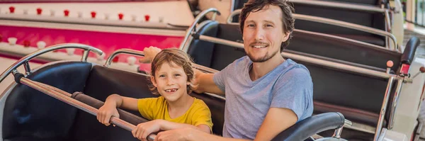 Heureux fils souriant et son beau père passer du temps ensemble au parc d'attractions BANNER, FORMAT LONG — Photo
