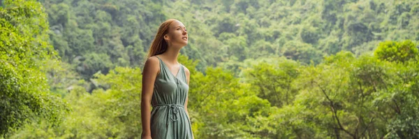 BANNER, LANG FORMAT Vrouw toerist in Trang Een landschap complex in Ninh Binh provincie, Vietnam Een UNESCO World Heritage Site. Hervatting van het toerisme in Vietnam na quarantaine Coronovirus COVID — Stockfoto