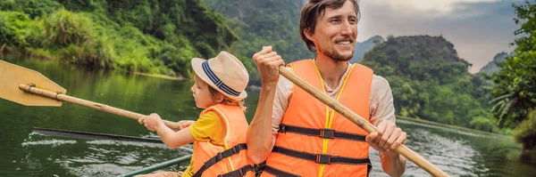 BANNER, LONG FORMAT Happy family tourists in Trang An Scenic Landscape Complex in Ninh Binh Province, Vietnam A UNESCO World Heritage Site. Resumption of tourism in Vietnam after quarantine — Stock Photo, Image