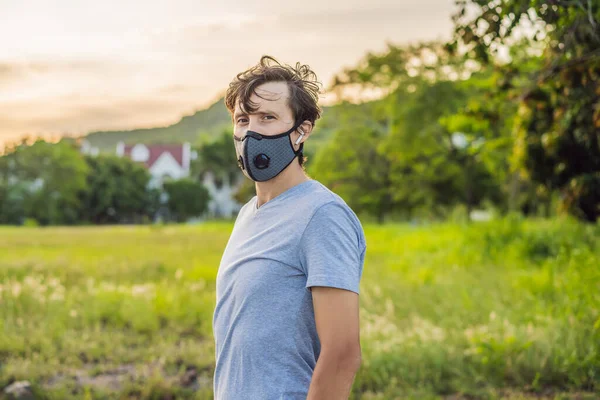 Runner wearing medical mask, Coronavirus pandemic Covid-19. Sport, Active life in quarantine surgical sterilizing face mask protection. Outdoor run on athletics track in Corona Outbreak — Stock Photo, Image
