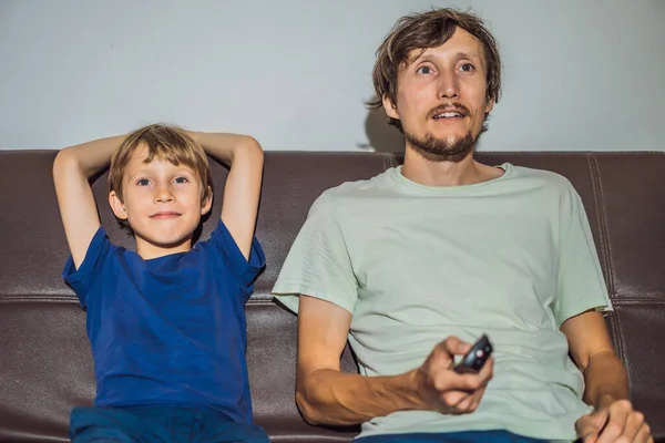 Apa és fia TV-t néznek este otthon — Stock Fotó