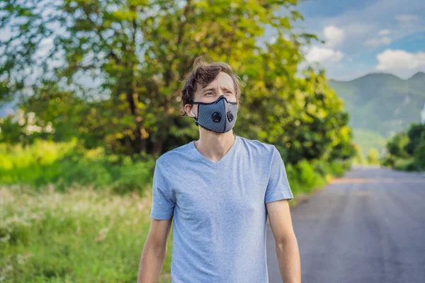 Corredor usando máscara médica, pandemia de Coronavirus Covid-19. Esporte, vida ativa em quarentena cirúrgica esterilizando proteção máscara facial. Corrida ao ar livre na pista de atletismo em Corona Surto — Fotografia de Stock