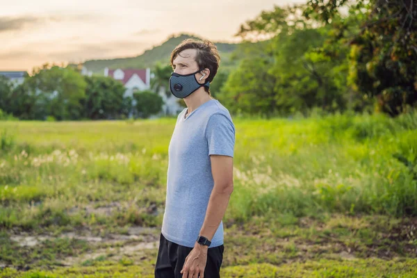 戴着医疗面罩的跑步者，科沃德-19大流行病。运动,积极生活在隔离外科绝育手术中,保护面膜.科罗纳省田径运动项目户外运动 — 图库照片