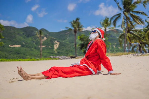 Papai Noel relaxante na praia do mar - Natal ou conceito feliz ano novo. Natal nos trópicos após quarentena foi levantada Coronovirus COVID 19 conceito — Fotografia de Stock