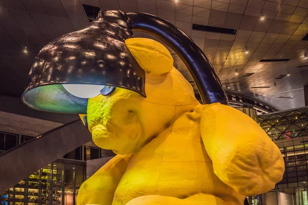 31.05.2021, Doha, Qatar: Gele lamp teddy beer sculptuur in het midden van de terminal op de Hamad International Airport — Stockfoto