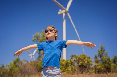 Alternatif enerji, rüzgar çiftliği ve ailenle mutlu zaman geçirmek. Mutlu çocuk tatile çıktı ve doğaya kaçtı.
