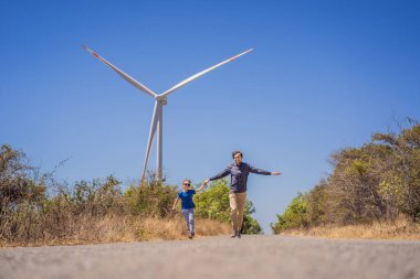 Alternatif enerji, rüzgar çiftliği ve ailenle mutlu zaman geçirmek. Mutlu baba oğluyla yolda tatilde ve doğaya kaçıyor. Baba ve oğul kollarını yel değirmeni gibi sallıyor.