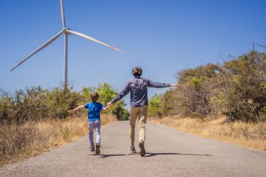 Alternatif enerji, rüzgar çiftliği ve ailenle mutlu zaman geçirmek. Mutlu baba oğluyla yolda tatilde ve doğaya kaçıyor. Baba ve oğul kollarını yel değirmeni gibi sallıyor.