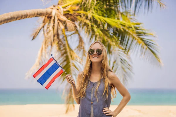 Thajsko znovu otevřeno turistům po karanténě Coronovirus COVID19. Šťastná žena se baví na pláži s vlajkou Thajska. Krásná dívka těší cestování do Asie — Stock fotografie