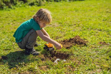 Çocuk geri dönüşüm çalıyor. Plastik tek kullanımlık tabakları ve ayrıştırılabilir tabakları gömüyor.