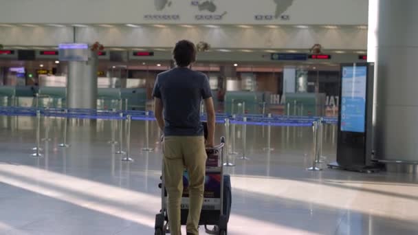 30.05.2021, Vietnam, Ho Chi Minh Ville : Homme masqué à l'aéroport vide à l'enregistrement dans l'isolement de quarantaine de coronavirus, retour à la maison, annulation de vol, propagation de l'infection pandémique dans le monde entier, voyage — Video