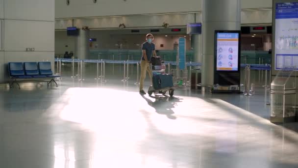 30.05.2021, Vietnam, Ho Si Minh-város: Álarcos férfi az üres repülőtéren bejelentkezéskor a koronavírus karantén elkülönítése, hazatérés, járat törlése, világméretű járványfertőzés terjedése, utazás — Stock videók