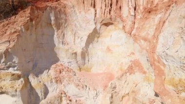 Güney Vietnam 'daki Mui Ne köyündeki çöl sınırındaki kırmızı kanyon ya da peri deresinin yavaş çekimleri.