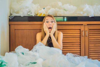 Kadın bütün mutfağı doldurmak için çok fazla plastik torba kullanmış. Sıfır atık. Dünya Çevre Günü kavramı