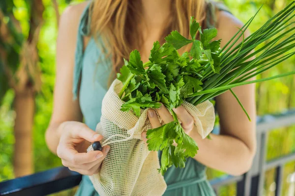 Verse groenten in een herbruikbare zak in de handen van een jonge vrouw. Nul afvalconcept — Stockfoto