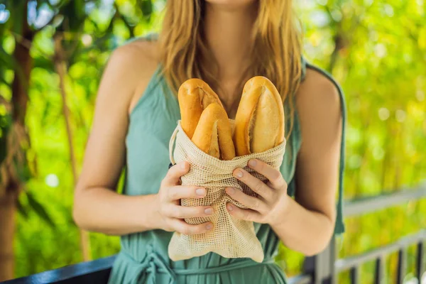 Многоразовые пакеты с хлебом в руках молодой женщины. Нулевые отходы. Концепция нулевых отходов — стоковое фото