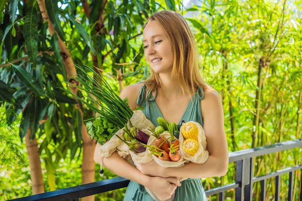 Conjunto de vegetais frescos em uma bolsa reutilizável nas mãos de uma jovem. Conceito de resíduo zero — Fotografia de Stock