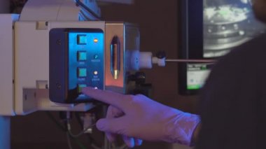 Laboratuvardaki bilim adamları, araştırma için elektron mikroskobuna örnekler yerleştirdi.