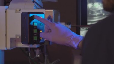 Laboratuvardaki bilim adamları, araştırma için elektron mikroskobuna örnekler yerleştirdi.