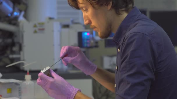 Científico en un laboratorio prepara muestras para investigación de microscopía electrónica — Vídeo de stock
