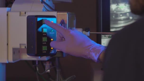 Вчений в лабораторії ввів зразки в електронний мікроскоп для дослідження — стокове відео