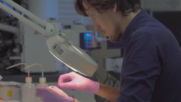 Científico en un laboratorio prepara muestras para investigación de microscopía electrónica — Vídeo de stock