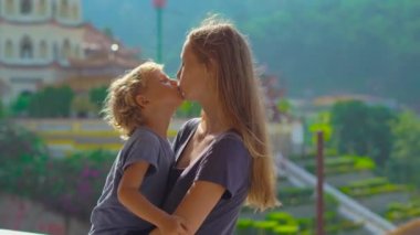 Genç bir kadın ve küçük oğlu Malezya 'nın Penang adasındaki Kek Lok Si Budist tapınağını ziyaret ediyor.