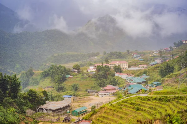 萨帕在越南西北部雾中的景观。越南在检疫验尸官病毒COVID 19后开放旅游 — 图库照片