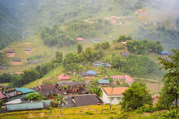 Sapa 'nın sisli manzarası, Kuzeybatı Vietnam. Vietnam, Coronovirus COVID 19 karantinasından sonra turizme açıldı